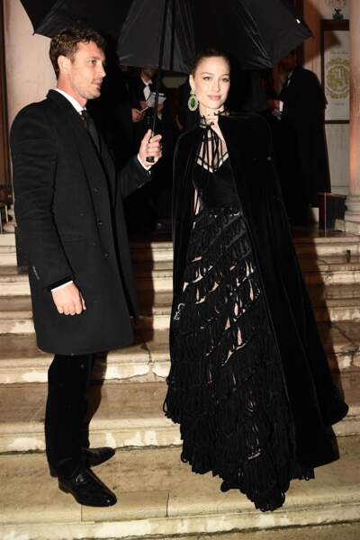 Pierre Casiraghi protège son épouse de la pluie, Béatrice Borroméo, à la soirée Dior de la 59 ème Biennale d'art de Venise (Italie), le 23 avril 2022