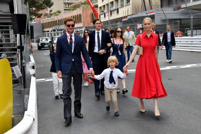 Pierre Casiraghi et sa femme,  Beatrice Borromeo partagent un moment complice avec leur fils Francesco Casiraghi au Grand Prix de Monaco, le 29 mai 2022