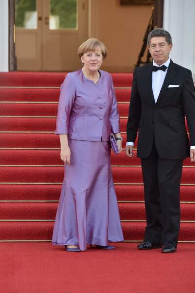 Angela Merkel dans une robe colorée aux côtés de son époux Joachim Sauer, le 25 juin 2015. 