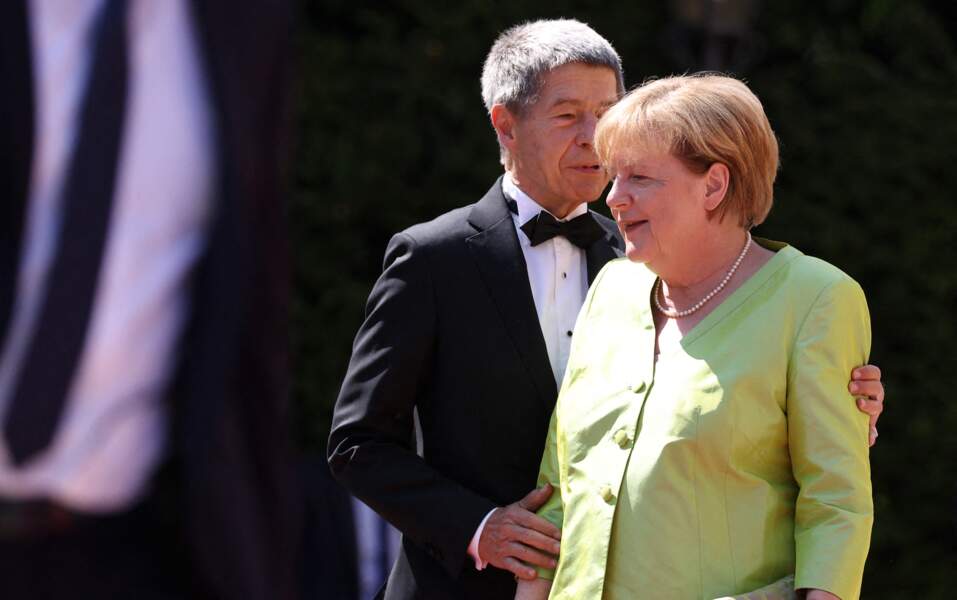 Angela Merkel est séduisante avec sa tenue verte pomme en pour son arrivée à l'ouverture du Festival Bayreuth, le 25 juillet 2022.