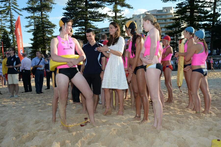 Le prince William et Kate Middleton lors d'une rencontre avec des surfeurs sur la plage de Manly à Sydney, le 18 avril 2014.
