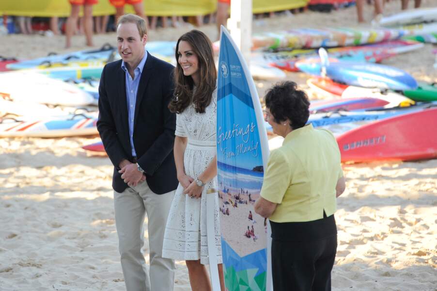 Le prince William et Kate Middleton  sur la plage de Manly (Australie) dans le cadre de leur visite officielle du pays, le 17 avril 2014