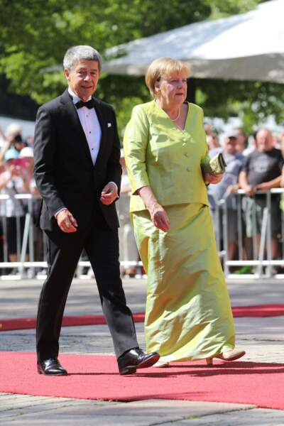 Angela Merkel se perche sur des escarpins beiges à son arrivée au Festival de Bayreuth, le 25 juillet 2022.