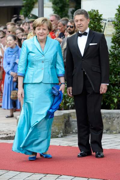 Angela Merkel s'habille en bleu électrique à l'ouverture du Festival d'Opéra de Bayreuth en Allemagne, le 25 juillet 2015.  