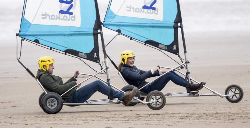 Kate Middleton et le prince William lors d'un tour de char à voile sur la plage Saint Andrews, en Ecosse le 26 mai 2021