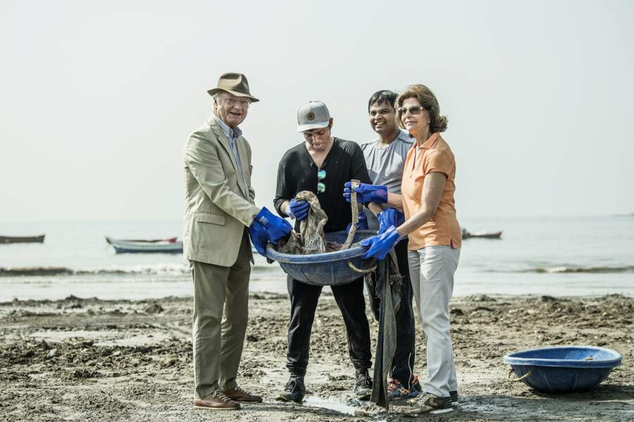 Le roi Carl XVI Gustaf et la reine Silvia de Suède avec des activistes pour nettoyer une plage à Mumbai en Inde, le 4 décembre 2019