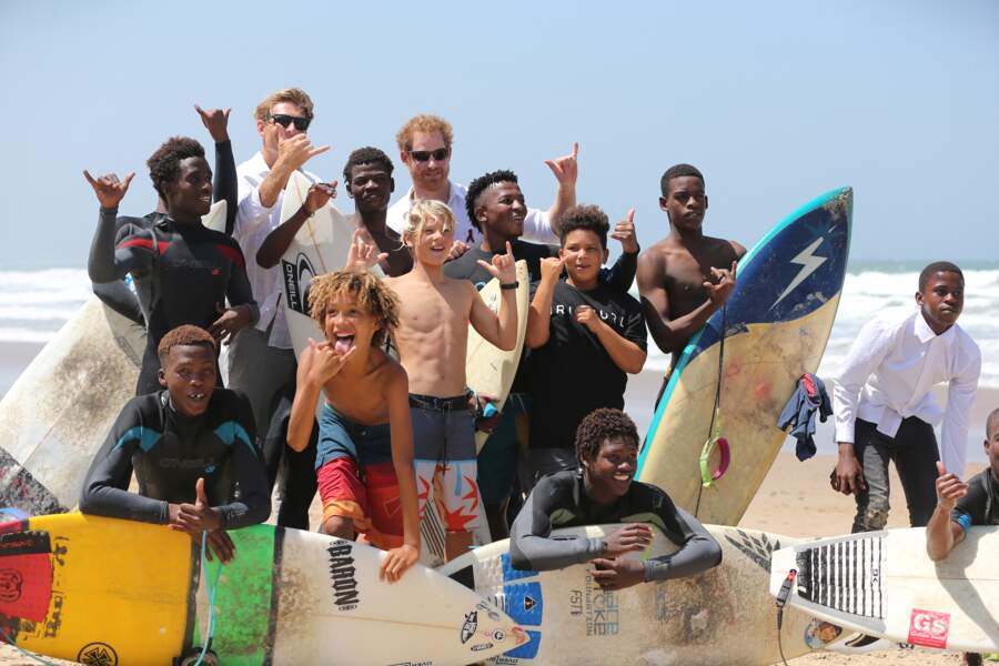 Le prince Harry sur la plage à Durban (Afrique du Sud), le 1er décembre 2015, lors d'une rencontre avec des enfants participant au projet "Surfers Not Street Children"