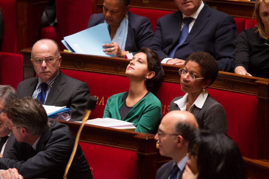 Najat Vallaud Belkacem pique du nez dans l'hémicycle