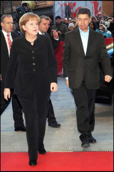 Angela Merkel et son mari Joachim Sauer sont assortis en noir lors du 58ème Festival du film de Berlin. 