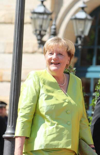 Angela Merkel accessoirise sa tenue d'un collier de perles recyclé. 