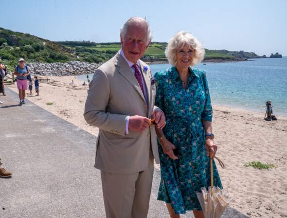 Le prince Charles et Camilla Parker Bowles, lors d'une promenade  aux îles Scilly, le 20 juillet 2021