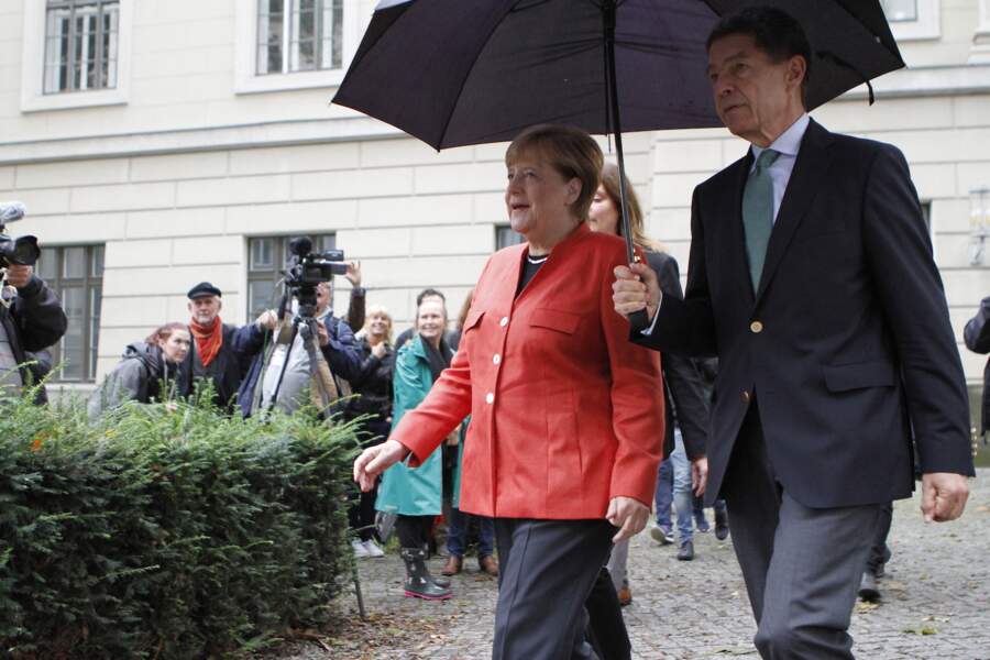 Angela Merkel en veste boutonnée rouge à l'occasion des élections législatives en Allemagne à Berlin le 24 septembre 2017.
