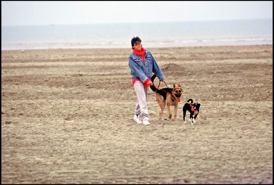 La princesse Stéphanie de Monaco avec ses chiens sur une plage de Deauville