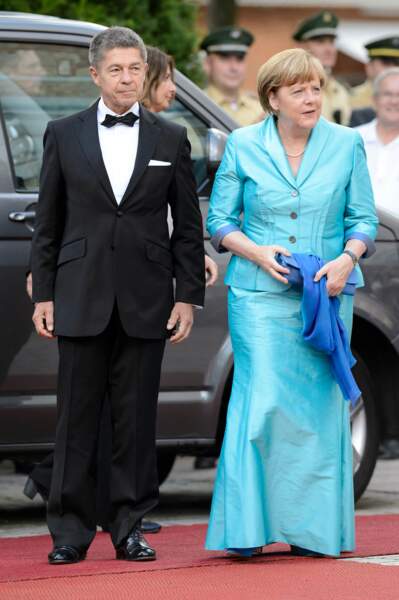 Angela Merkel avec un ensemble bleu électrique composé d'une jupe longue et d'une veste, le 25 juillet 2015.  
