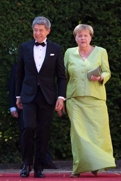 Angela Merkel en ensemble vert pomme satiné pour son arrivée à l'ouverture du Festival Bayreuth en Allemagne, le 25 juillet 2022.  