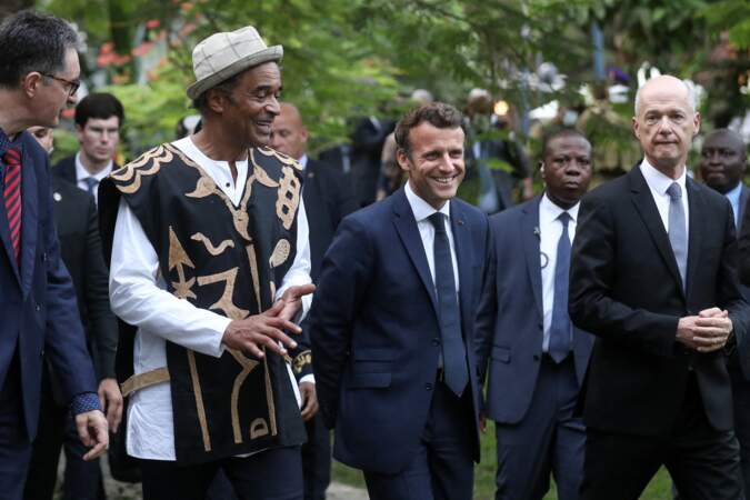 Emmanuel Macron rencontre Yannick Noah, chef de village à Yaoundé, le 26 juillet 2022