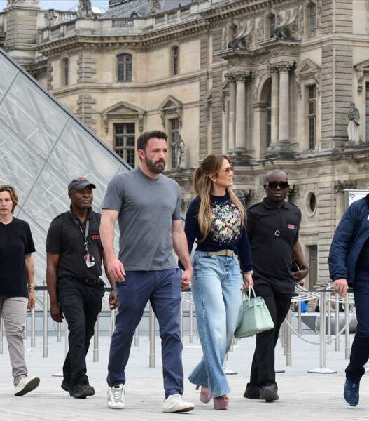 Jennifer Lopez porte un sac crocodile Birkin de la marque Hermès pendant sa lune de miel à Paris. 