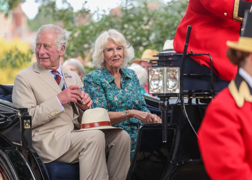 Le prince Charles et sa femme, Camilla Parker-Bowles, duchesse de Cornouailles, sont arrivés en calèche au Sandringham Flower Show (Royaume-Uni), le 27 juillet 2022