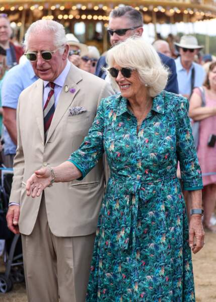 Le prince Charles et sa femme, Camilla Parker-Bowles, duchesse de Cornouailles, unis et proches  au Sandringham Flower Show (Royaume-Uni), le 27 juillet 2022