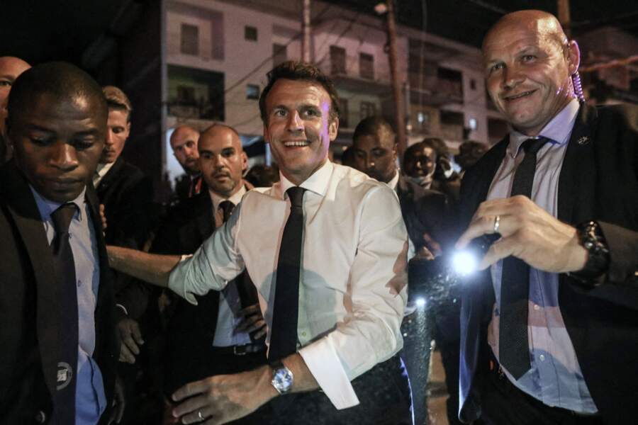 Au Cameroun pour une tournée africaine de trois jours, Emmanuel Macron a eu droit à un bain de foule ce 26 juillet.