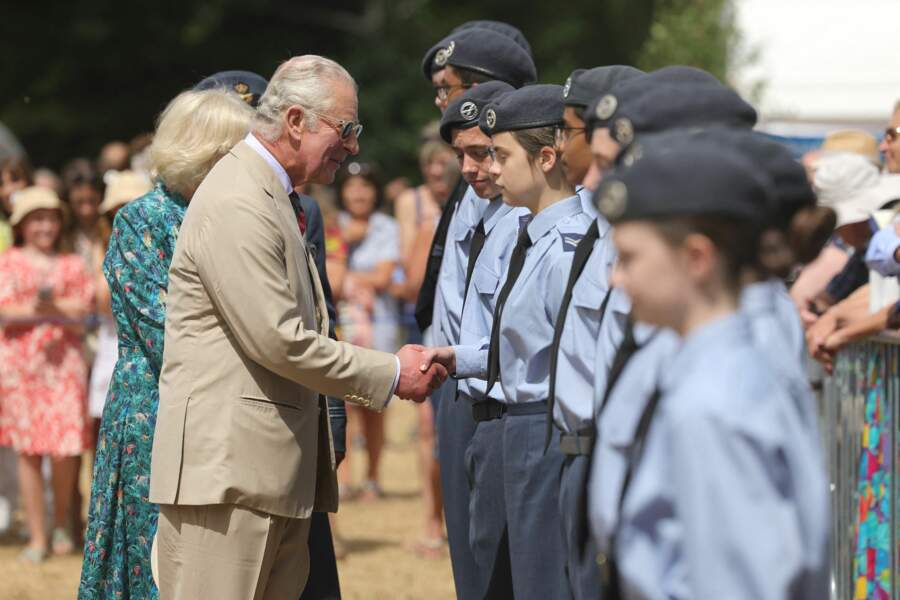 Le prince Charles, suivi par sa femme, Camilla Parker-Bowles, duchesse de Cornouailles, a passé en revue les troupes des cadets de l’air de King’s Lynn au Sandringham Flower Show (Royaume-Uni), le 27 juillet 2022