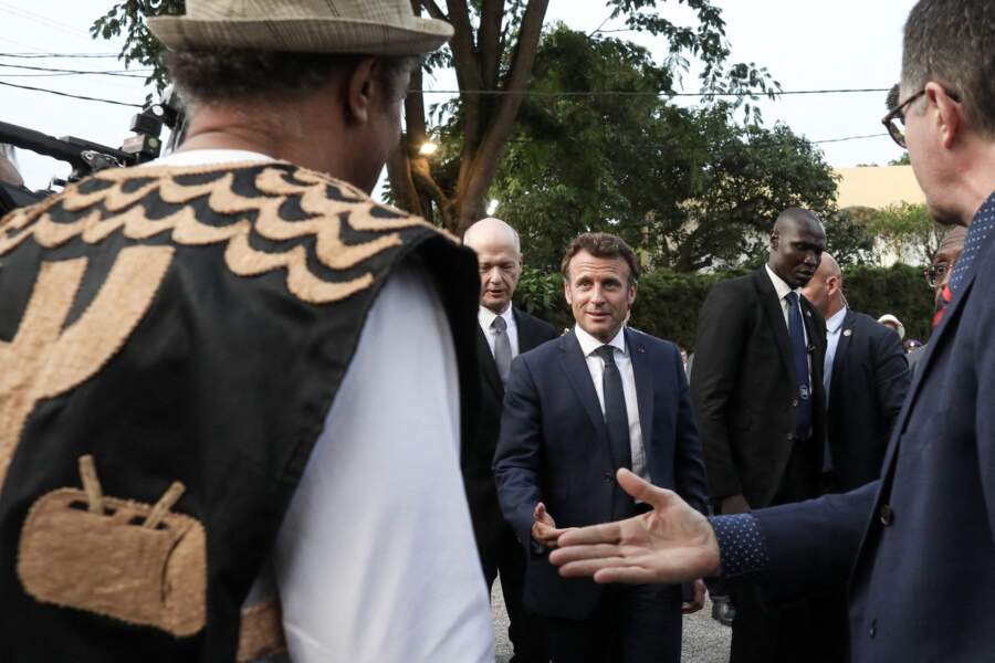 Emmanuel Macron rencontre Yannick Noah au Village Noah, au Cameroun, le 26 juillet 2022. Le président s'y est rendu dans le cadre d'une tournée africaine de trois jours au Cameroun, au Bénin et en Guinée-Bissau.