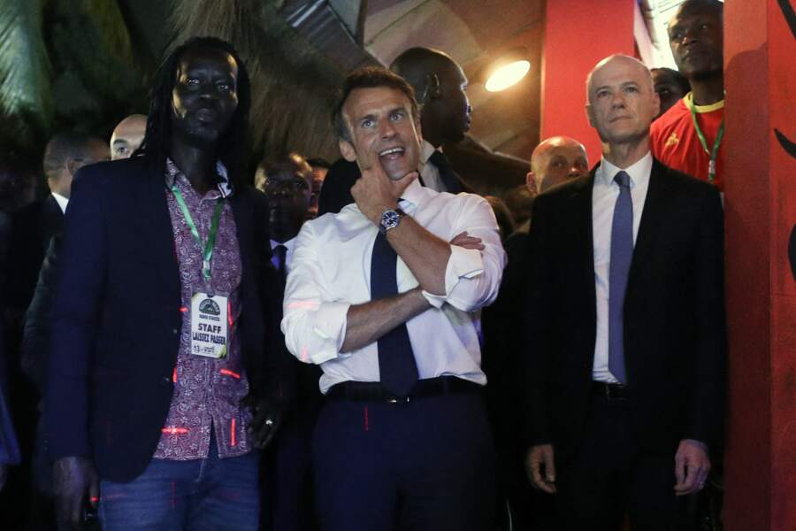Décontracté, Emmanuel Macron assiste à un concert de musiciens camerounais avec Yannick Noah sur scène, le 26 juillet 2022.