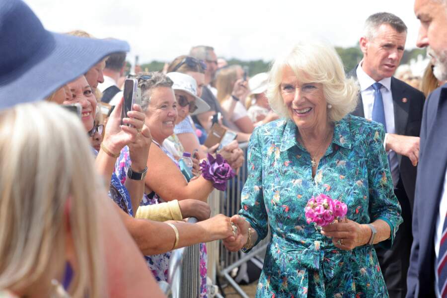 Le femme du prince Charles, Camilla Parker-Bowles, duchesse de Cornouailles, s'est approchée de  ses admirateurs une fleur à la main au Sandringham Flower Show (Royaume-Uni), le 27 juillet 2022