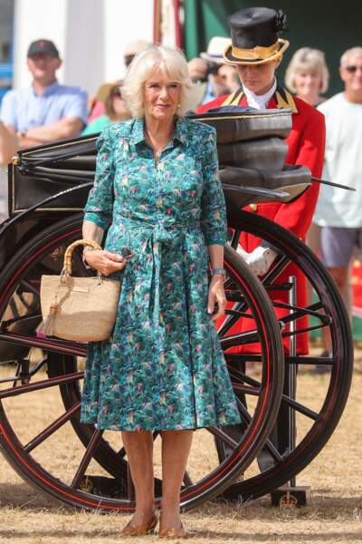 Le femme du prince Charles, Camilla Parker-Bowles, duchesse de Cornouailles, vêtue d'une élégante robe vert canard à imprimés au Sandringham Flower Show (Royaume-Uni), le 27 juillet 2022