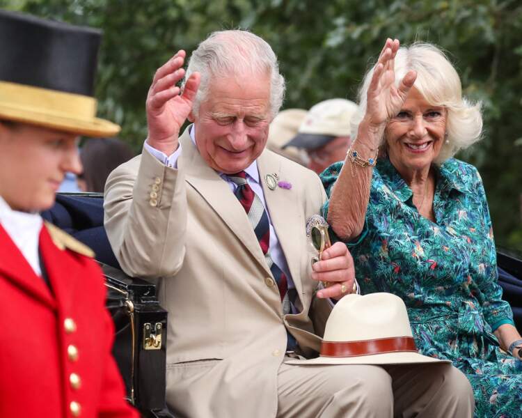 Le prince Charles et sa femme, Camilla Parker-Bowles, duchesse de Cornouailles, saluent la foule en symbiose au Sandringham Flower Show (Royaume-Uni), le 27 juillet 2022