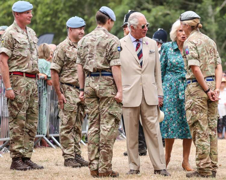 Le prince Charles, suivi par sa femme, Camilla Parker-Bowles, duchesse de Cornouailles, a décoré des médailles du Jubilé certains soldats du 677 Army Air Corps Squadron au Sandringham Flower Show (Royaume-Uni), le 27 juillet 2022
