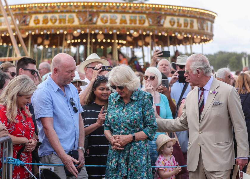 Le prince Charles et sa femme, Camilla Parker-Bowles, duchesse de Cornouailles, ont échangé quelques gestes de tendresse au Sandringham Flower Show (Royaume-Uni), le 27 juillet 2022