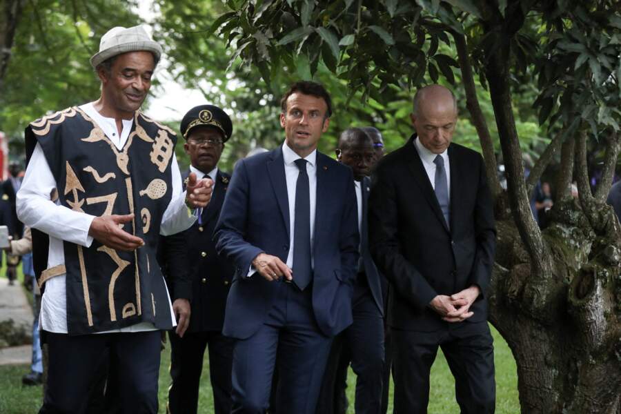 Emmanuel Macron rencontre Yannick Noah  au village Noah, au Cameroun, le 26 juillet 2022. Le président s'y est rendu dans le cadre d'une tournée africaine de trois jours au Cameroun, au Bénin et en Guinée-Bissau.