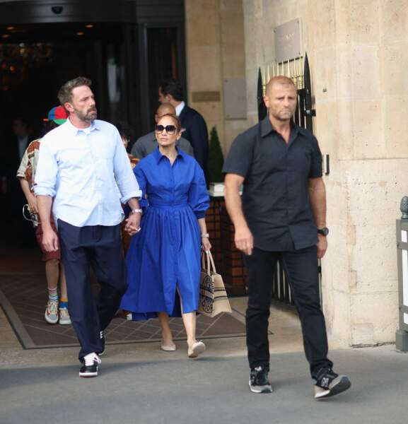 Jennifer Lopez et son sac en toile de jute Christian Dior à Paris, le 25 juillet 2022. 