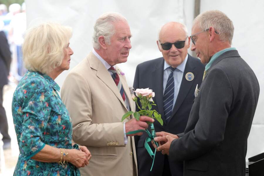 Le prince Charles et sa femme, Camilla Parker-Bowles, duchesse de Cornouailles, ont félicité les horticulteurs exposant au Sandringham Flower Show (Royaume-Uni), le 27 juillet 2022