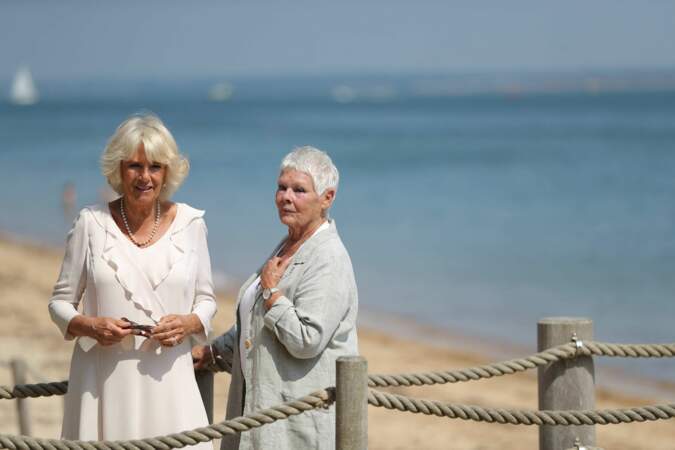 Camilla Parker Bowles et l'actrice Judi Dench sur la plage privée de la Reine Victoria, en juillet 2008