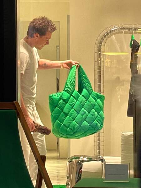 Brooklyn Beckham et sa femme Nicola Peltz et son sac cabas vert flashy et matelassé, le 4 juillet 2022.