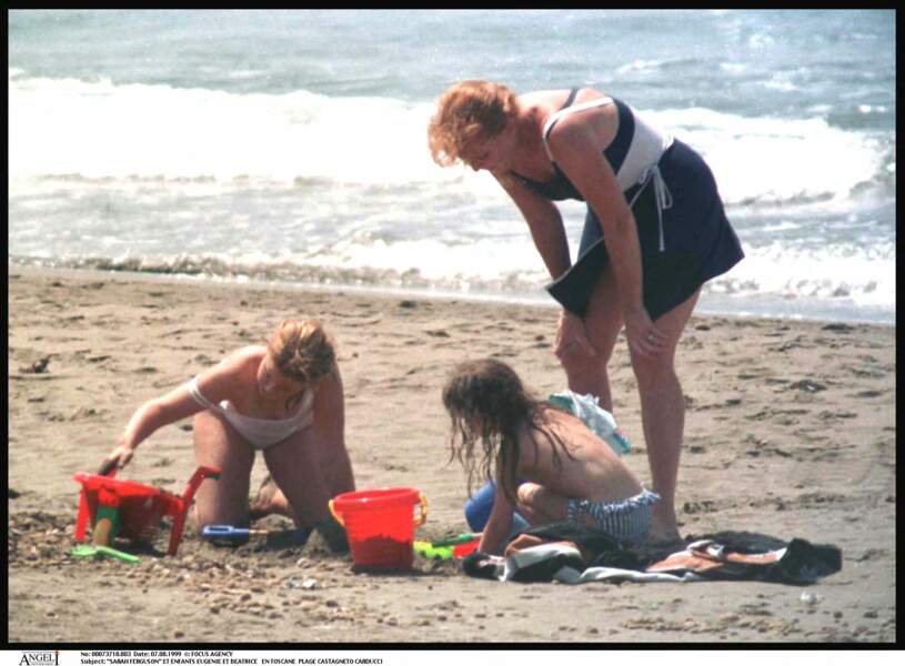 Sarah Ferguson et ses filles, Eugénie et Béatrice, sur une plage de Toscane