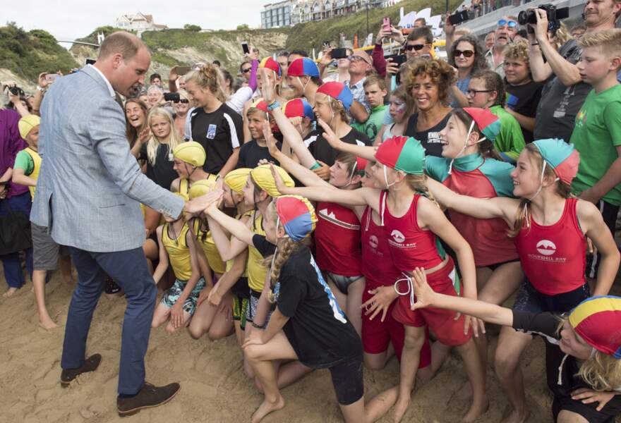 Le prince William lors d'une rencontre avec de jeunes surfeurs  à Newquay, le 1er septembre 2016.