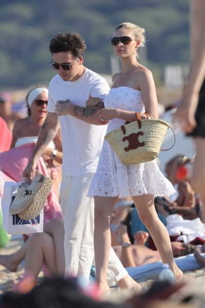 Brooklyn Beckham et sa femme Nicola Peltz tient un mini-panier en osier Celine à Saint-Tropez, le 13 juillet 2022. 