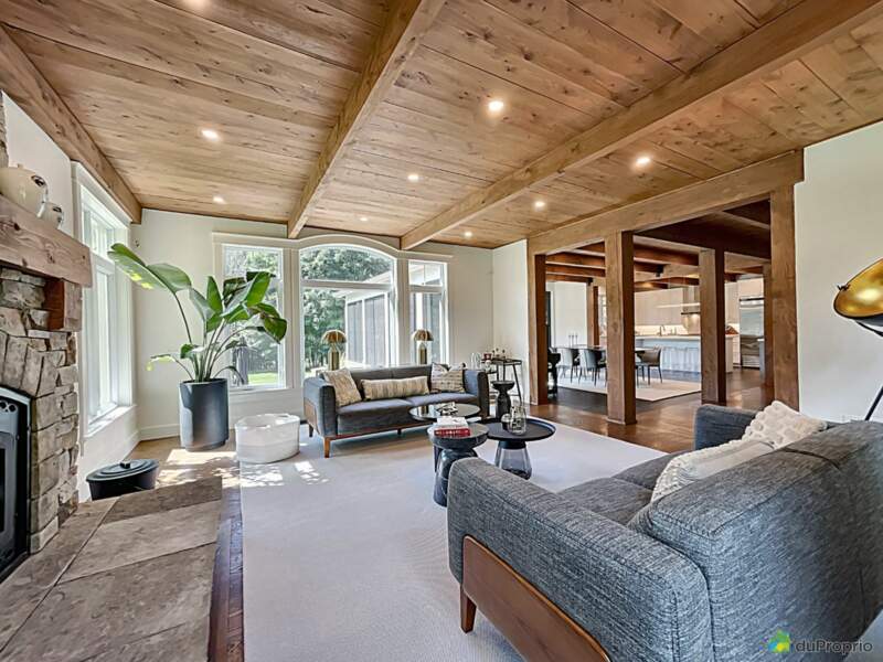 Mise en vente, la maison de Lara Fabian a été "pensé pour un confort parfait" avec ses "aires de vie ouvertes, les grandes baies vitrées, le foyer au bois et le salon extérieur 3 saisons surplombant le lac"