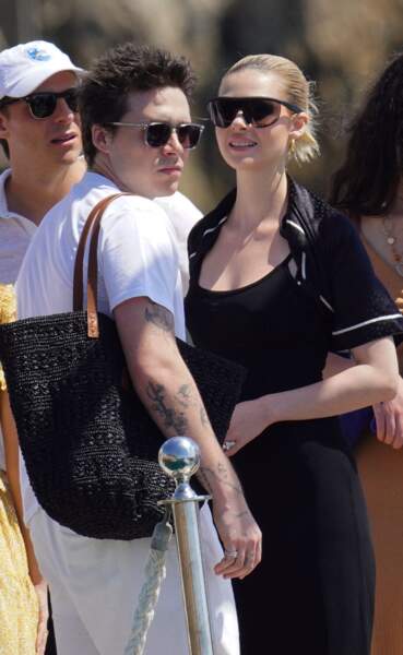 Brooklyn Beckham et sa femme Nicola Peltz avec un sac en osier à Antibes, 6 juillet 2022.