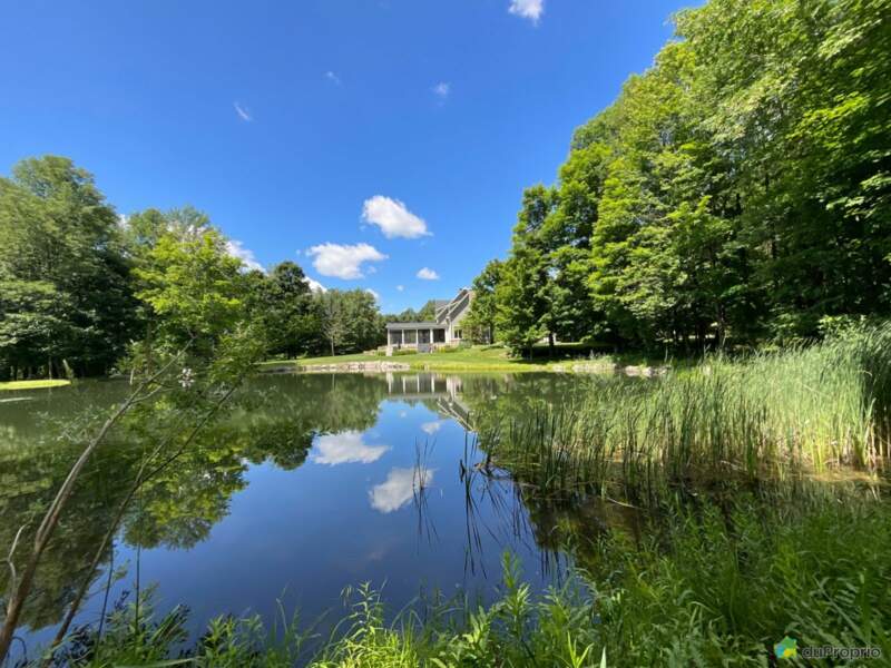 Le "coin de paradis" au Québec de Lara Fabian proposé à 3 millions de dollars a un "salon extérieur 3 saisons surplombant le lac"