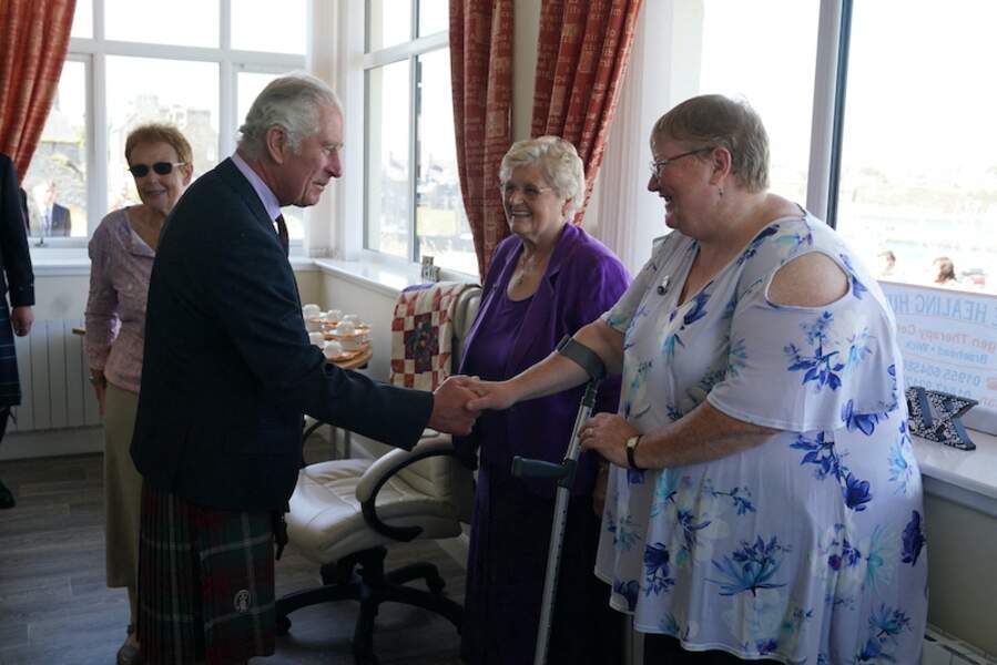 Le prince Charles échange avec les patients du centre d'oxygénothérapie.