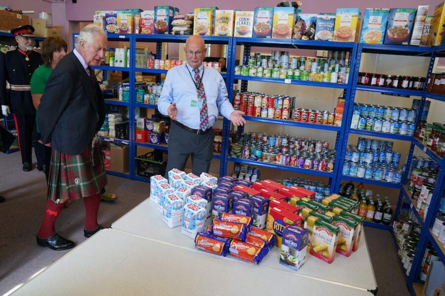 Le prince de Galles découvre le fonctionnement de la banque alimentaire.