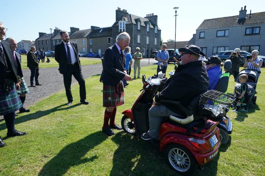 Le prince Charles au contact des citoyens Écossais.