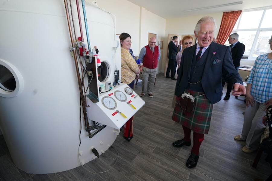 Le prince Charles dans les locaux du  centre d'oxygénothérapie "Healing Hub".