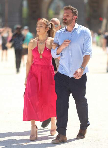 Ben Affleck et Jennifer Lopez, en sublime robe rose fuchsia de la marque Reformation, ce 24 juillet