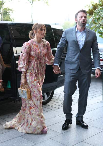 Ben Affleck et sa femme Jennifer Lopez ont quitté l'hôtel Crillon pour aller dîner, le 23 juillet
