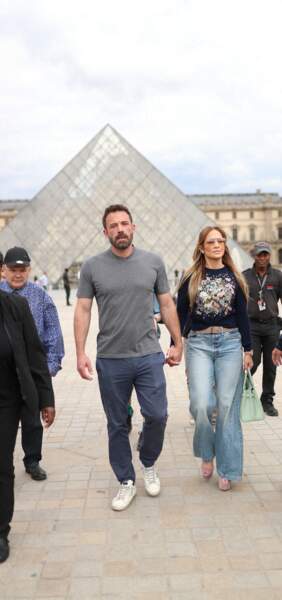 Ben Affleck et sa femme Jennifer Lopez ont quitté le musée du Louvre en famille, lors de leur lune de miel à Paris, le 26 juillet